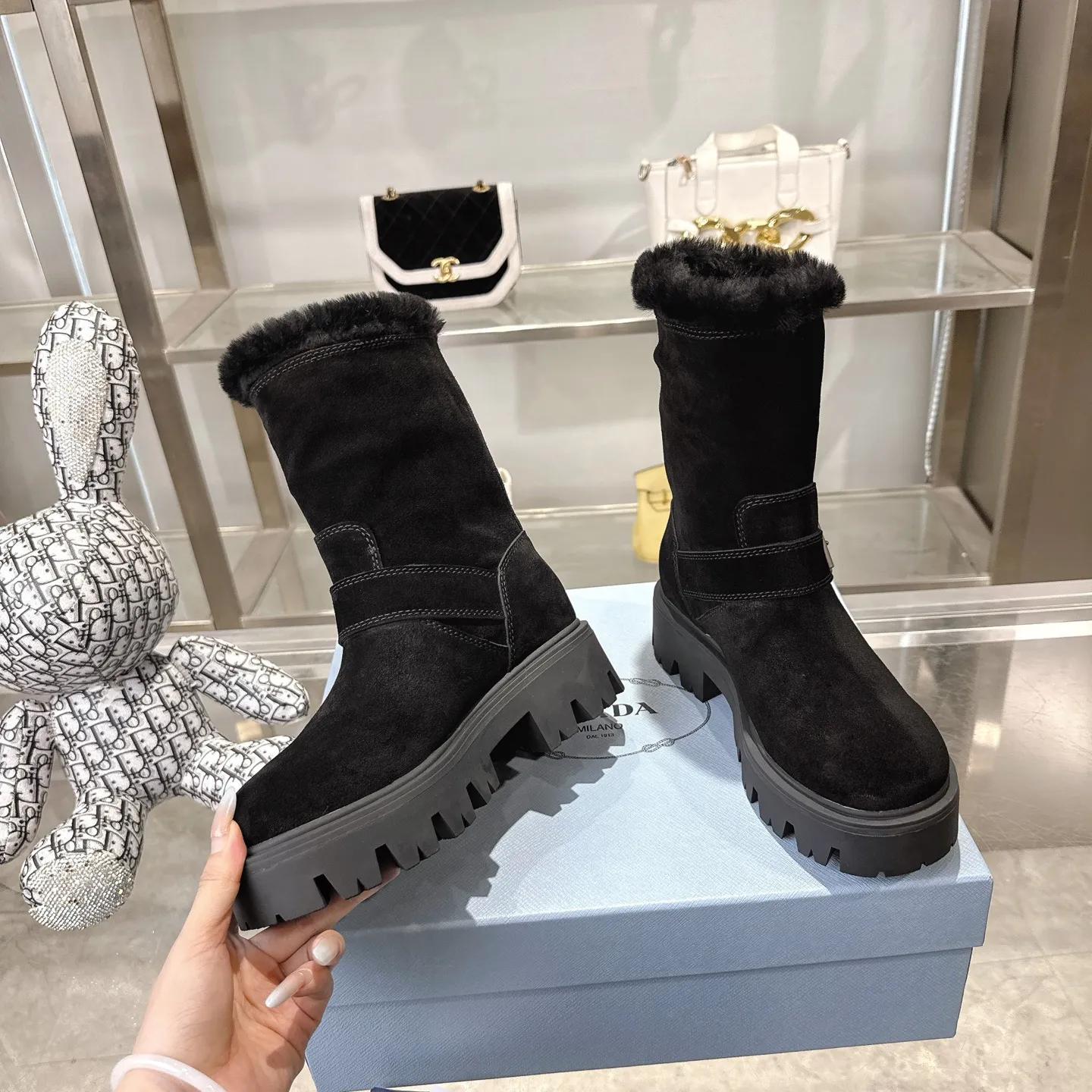 👟👟Ex-factory price 700👟👟 🔥Heavyweight🔥4050 Prada/PRADA autumn and winter snow boots counter new thick-soled anti-ski boots warm wool short boots, the same style as PRADA autumn and winter T-stage catwalk catwalk celebrity stars, original 1:1 replica, high-quality quality! The top version is comfortable on the feet and makes you look slimmer, elegant and intellectual! It is a rare pair of comfortable and warm casual snow boots! ❶Fabric: High mercerized cow suede/first layer cowhide ❷Lining: %100 pure wool imported from Australia ❸Feet: %100 pure wool imported from Australia ❹Outsole: Original TPU foam bottom Four-color women's sizes: 36–42. Complete packaging, with certified pure cotton bag after-sales service card.